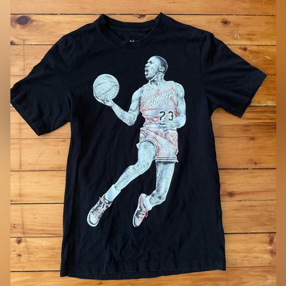 Nike Air Jordan MJ Dot Chicago Bulls 23 Graphic T-Shirt  Size s FZ1936-100 - Picture 1 of 3